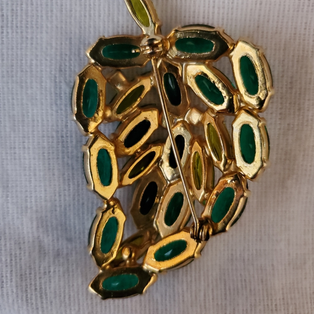Vintage Emerald and Pale Green Rhinestone Leaf Gold Tone Brooch - Picture 2 of 7